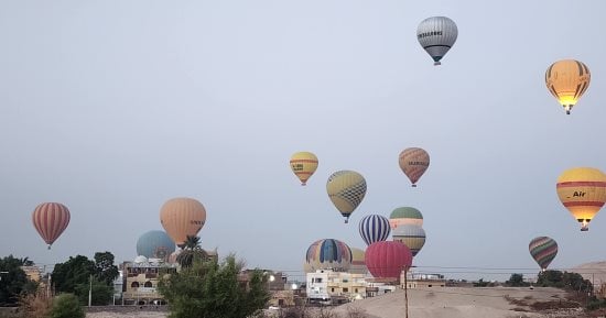 شاهد تحليق رحلات البالون الطائر بالسائحين فى الأقصر.. فيديو وصور