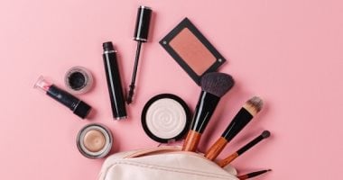 كيف تتحول أدوات التجميل إلى مخزن للبكتيريا.. 5 طرق للعناية بها