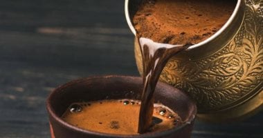 لماذا تمنح القهوة بعض الأشخاص النشاط بينما تسبب النعاس لآخرين؟