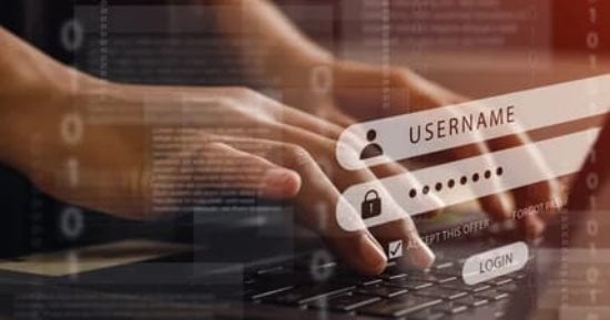 مدير كلمات المرور أم تطبيق المصادقة؟ أيهما أكثر أمانا لحماية حساباتك؟
