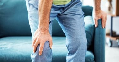 ركبتك تطقطق باستمرار؟ 4 أسباب شائعة ومتى تحتاج إلى الطبيب