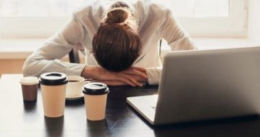 وفاة شاب بجرعة زائدة من الكافيين.. علامات ومخاطر الإفراط في تناوله