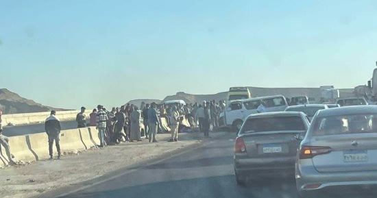القبض على سائق سيارة نقل لكشف ملابسات حادث ميكروباص بالطريق الأوسطي
