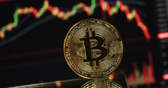 "بيتكوين" تستقر قرب 84 ألف دولار وسط ضغوط عوائد السندات ودعم التدفقات