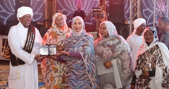 احتفال شعبي فى أسوان لوداع القنصل السوداني بعد انتهاء فترة ولايته.. فيديو وصور