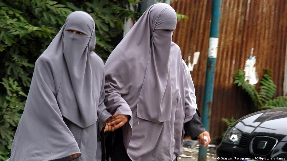 مدينة كتالونية تحظر النقاب والبرقع .. ماذا عن باقي إسبانيا؟