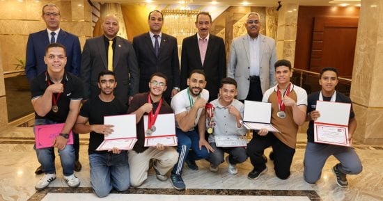 محافظ سوهاج يكرم الحاصلين على مراكز متقدمة في بطولات الجمهورية للقوة