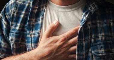 نوبة قلبية أم حرقة فى المعدة؟ متى يحتاج ألم الصدر إلى عناية فورية؟