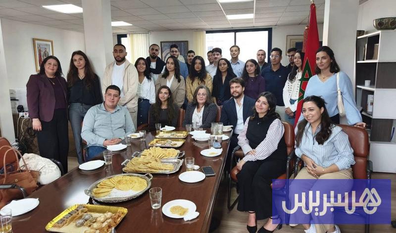 قنصل المغرب بباريس تلتقي خريجين
