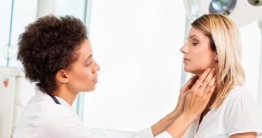 أعراض سرطان الغدة الدرقية.. علامات تظهر فى الرقبة وتستدعى الفحص