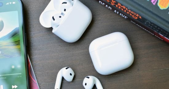 شحن AirPods لاسلكيا أم بكابل USB؟ اعرف أيهما أفضل للبطارية