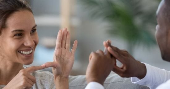 اليوم العالمى للصم.. مناسبة للتوعية بفقدان السمع وأهمية لغة الإشارة