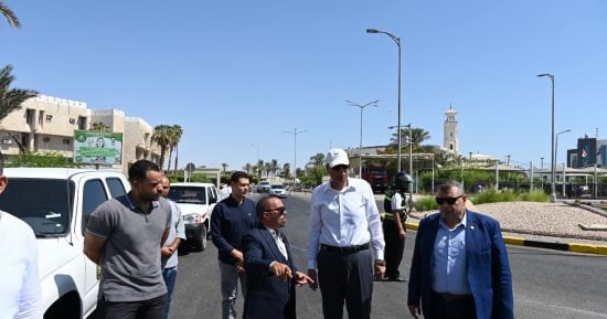 محافظ جنوب سيناء يتفقد مشروعات الطرق بشرم الشيخ ويوجه بسرعة تنفيذ الأعمال