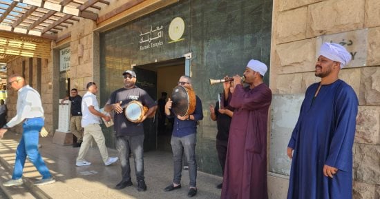 الأقصر يابلدنا فيكى توت عنخ آمون.. شاهد احتفال السياح باليوم العالمى للسياحة