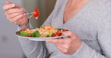 تشعر بالانتفاخ رغم تناولك طعامًا صحيًا.. الأسباب وطرق الوقاية