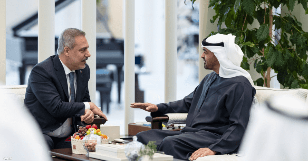 رئيس دولة الإمارات يستقبل وزير الخارجية التركي