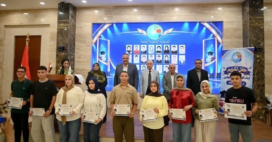 رئيس مياه القناة يكرم أبناء العاملين المتفوقين دراسيا بمختلف المراحل التعليمية