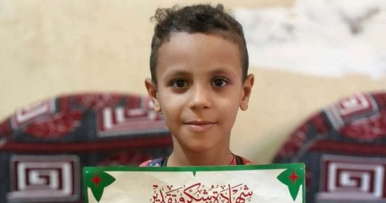 تلميذ يعثر على قرط ذهبي ويسلمه لزميلته بقنا والمدرسة تكرمه