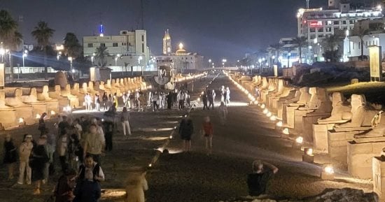 شاهد متعة سياح العالم خلال زيارتهم لمعبد الأقصر وطريق الكباش.. صور