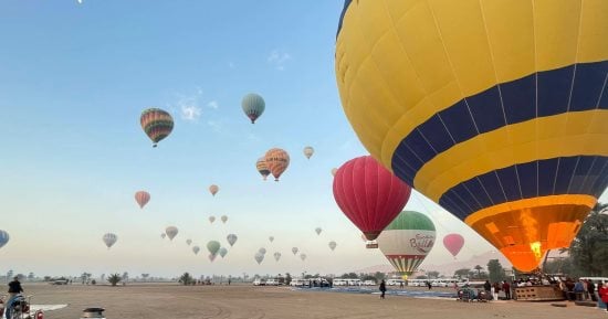 سماء الأقصر تشهد تحليق 49 رحلة بالون طائر تقل 1300 سائح من حول العالم