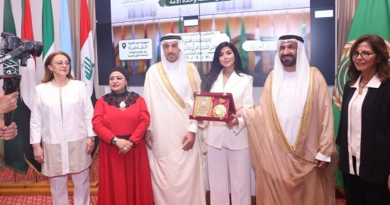 وسام العطاء الوطني.. تكريم كارولين عزمي بالملتقى الثاني للقيادات العربية