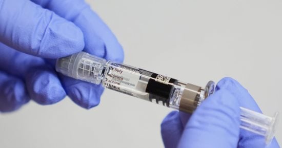 أول لقاح أنفلونزا بتقنية mRNA يحصل على موافقة FDA.. كيف يفيد كبار السن