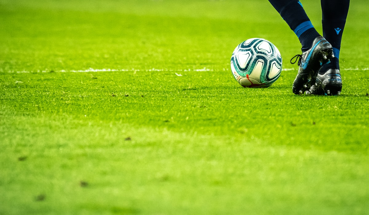 الدوري الإنجليزي الممتاز: صراع القمة يشتعل وأرقام قياسية تهديفية تزين الجولات الحاسمة