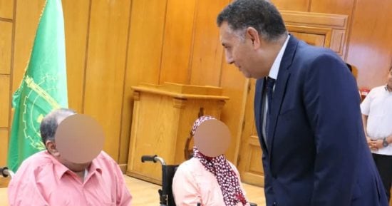 محافظ القليوبية يُسلِّم 5 كراسى كهربائية لذوى الهمم بالتنسيق مع مديرية التضامن الاجتماعى
