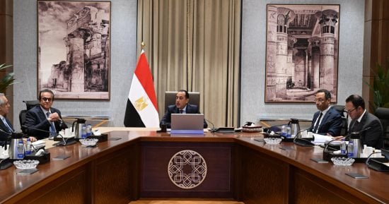 رئيس الوزراء يجتمع بوزراء الصحة والاتصالات والعدل لمتابعة تحضيرات مؤتمر أكتوبر