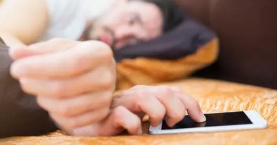 «نمت كام ساعة؟».. تطبيقات متابعة النوم قد تحول الراحة إلى هوس وقلق