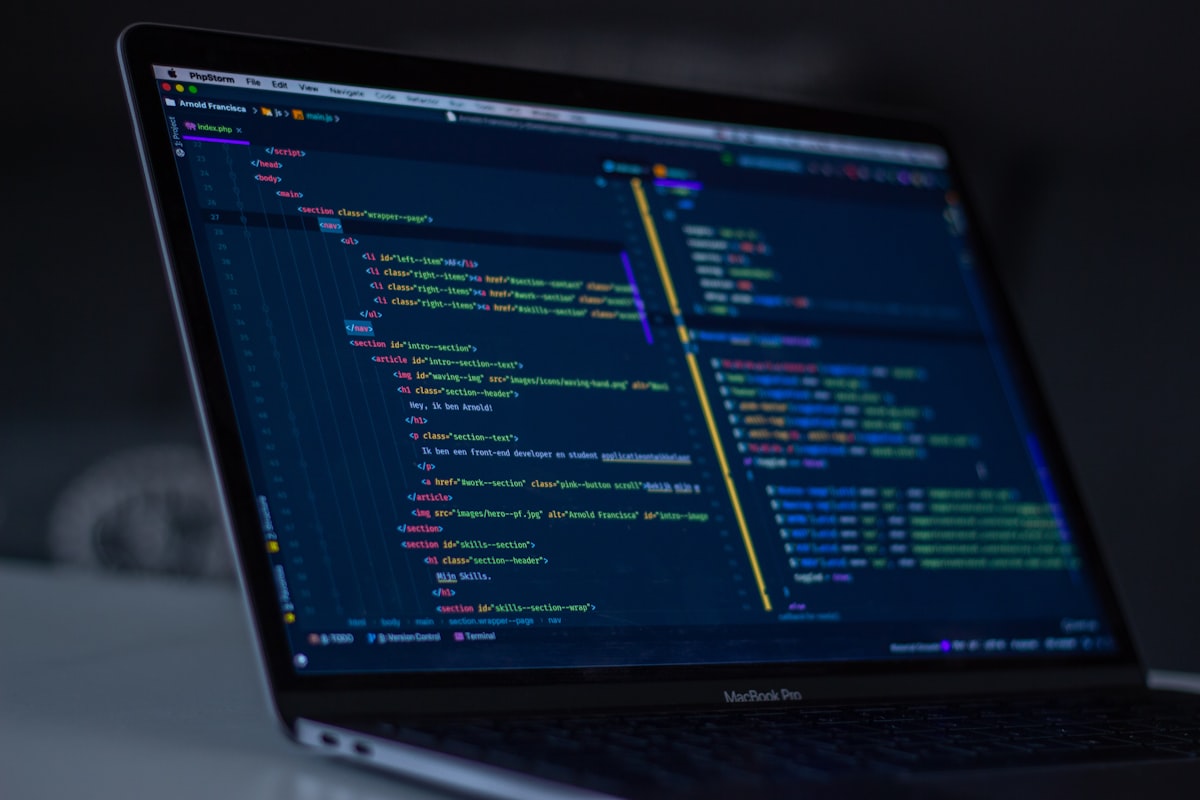 هندسة البرمجيات الحديثة: بنية الخدمات المصغرة (Microservices) وأدوات النشر المستمر