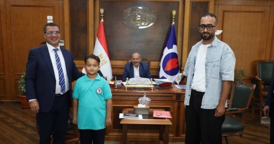 محافظ السويس يستمع لشكوى ولى أمر وينهى خلافًا بين تلميذين