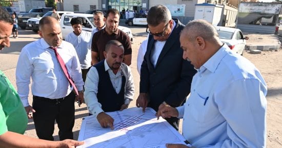 محافظ جنوب سيناء يتابع خطة تطوير الطرق ومداخل المنشآت الخدمية بطور سيناء