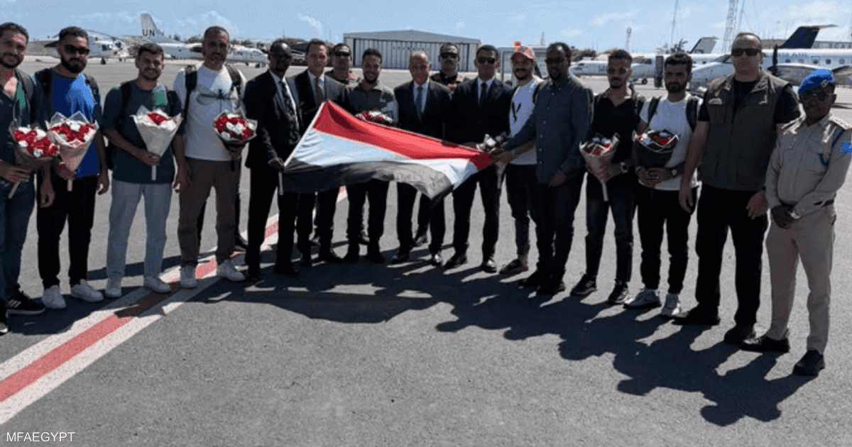 بالصور.. البحارة المصريون يصلون إلى مقديشو تمهيدا للعودة
