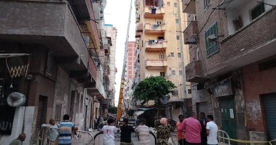 إخلاء العقارات المجاورة للعقار المائل بأمبروزو الإسكندرية تمهيدًا للإزالة.. صور