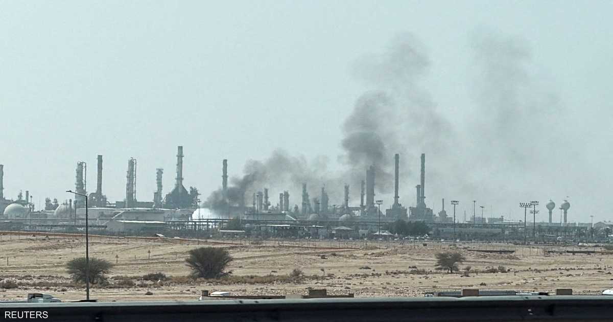 رويترز: سحابة دخان ونيران قرب منشأة لأرامكو في الرياض