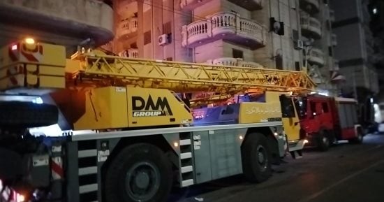 الدفع بمعدات ثقيلة للمشاركة في إزالة العقار المائل بأمبروزو الإسكندرية