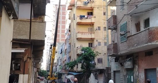 إزالة عقار أمبروزو بالإسكندرية بالكامل لخطورته الداهمة بعد ميله الكبير..صور