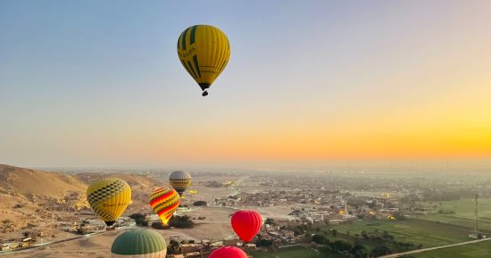 الأقصر تشهد تحليق 1100 سائح من حول العالم على متن 60 رحلة بالون طائر.. صور