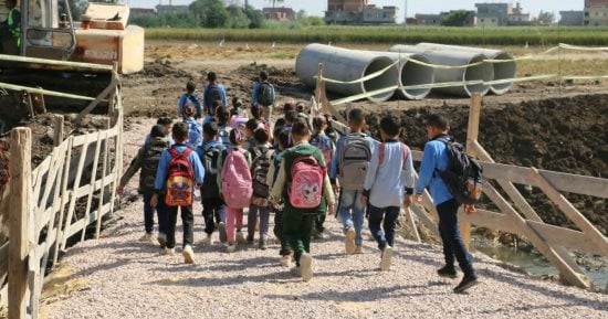 أطفال قرية النديبة يعبرون العداية الجديدة بأمان بعد التطوير خلال 24 ساعة