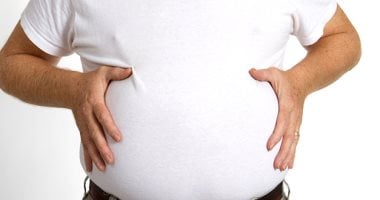 بينها الأكل ببطء..6 عادات صحية لتقليل الشعور بالانتفاخ بعد الأكل