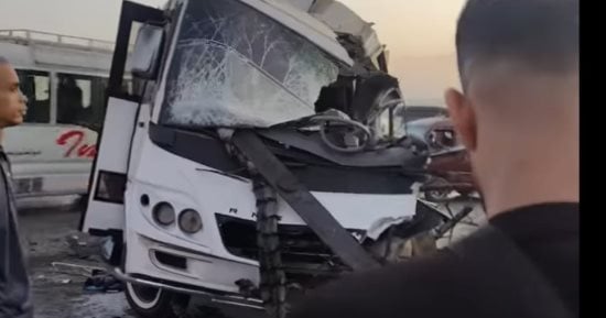 شاهد حادث مينى باص وتريلا بالطريق السياحى بمنطقة الهرم