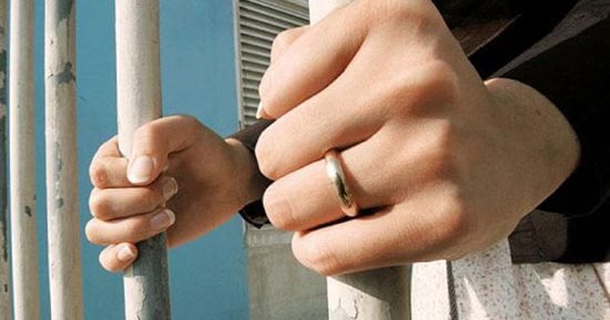 ضبط سيدة حاولت سرقة قرط ذهبي من تلميذة بعد عودتها من المدرسة في قنا