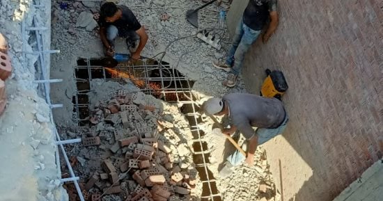استمرار أعمال إزالة العقار المخالف بحوض أبو العز بطلخا تنفيذًا لتوجيهات المحافظ