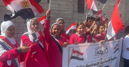 "بطول 3 كيلو متر" اصطفاف طلاب بورسعيد بالأعلام احتفالا بذكرى أكتوبر.. صور