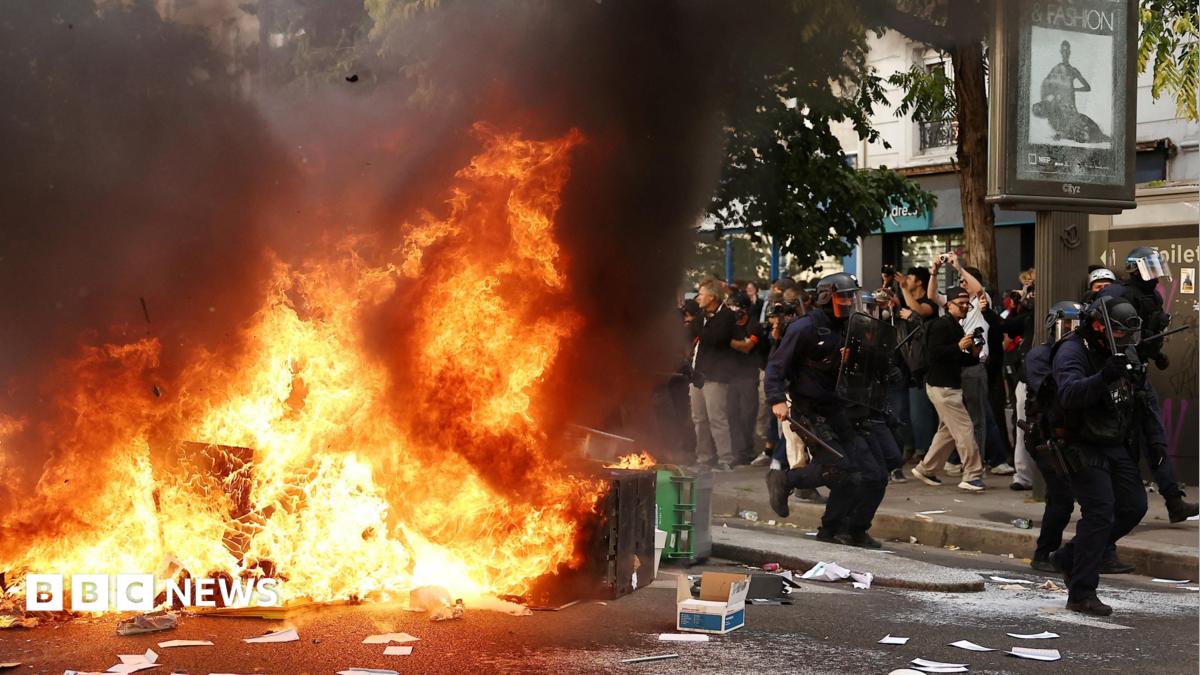 فرنسا توقف استخدام القنابل الصوتية بعد أن انفجرت يد صبي خلال احتجاجات طلابية