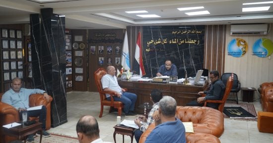 رئيس مياه سوهاج يبحث موقف تسليم مشروعات مياه الشرب والصرف الصحى
