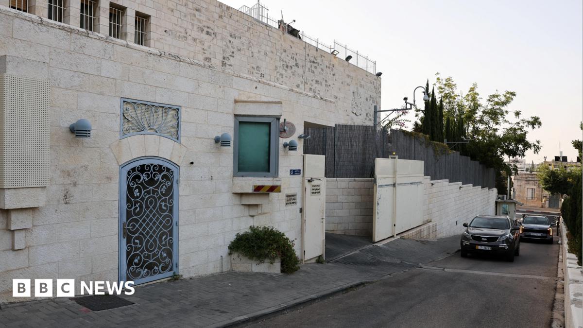 تقول إسرائيل إن معظم الدبلوماسيين البريطانيين سيغادرون قنصلية القدس الشرقية، بينما يقول ميليباند إن "الخدمات الحيوية" ستبقى