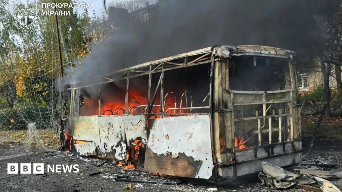مقتل 33 شخصاً في غارة روسية على حافلات، بحسب مسؤولين، مع تصاعد الهجمات القاتلة على أوكرانيا