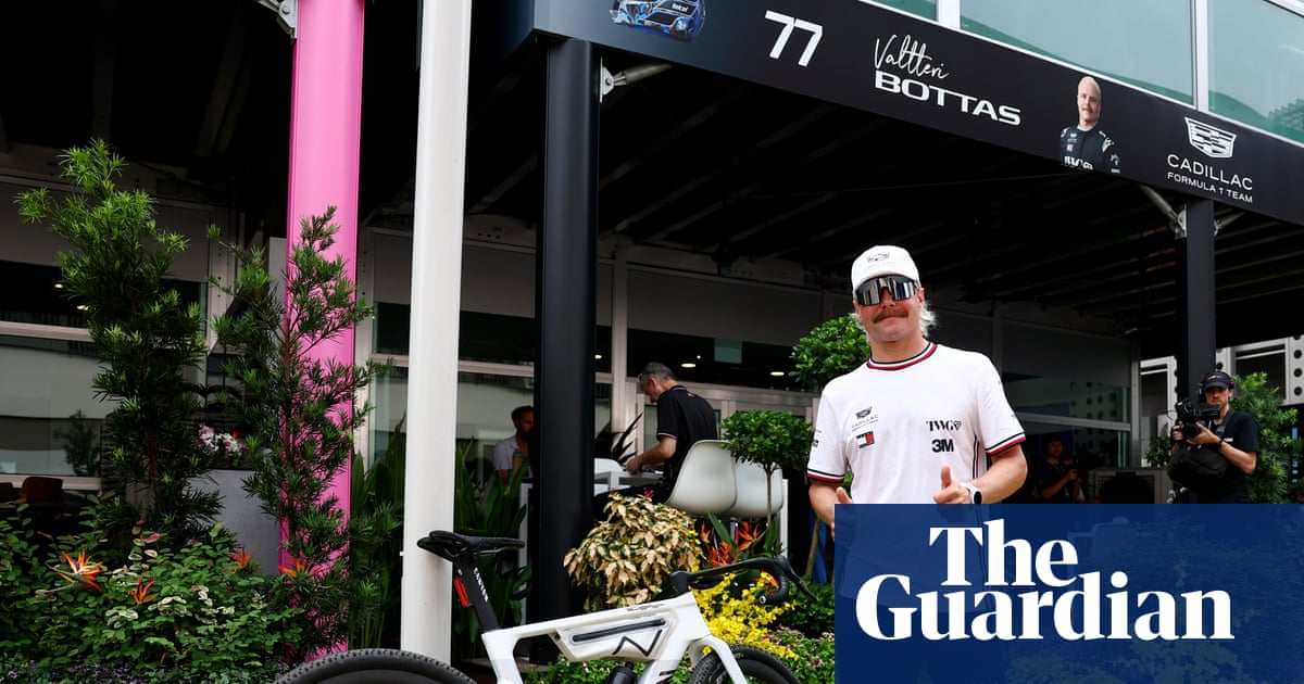 يكشف Valtteri Bottas عن مآثر ركوب الدراجات في القفز على السحالي والثعبان في رحلة ملحمية